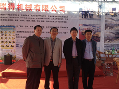 中国建筑机械协会会长张小轩在星空电竞机械产品展位亲切交谈